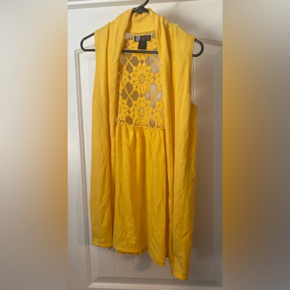 Yellow Sleeveless Sweater Vest Top with Crochet Detail. (M) NWOT
